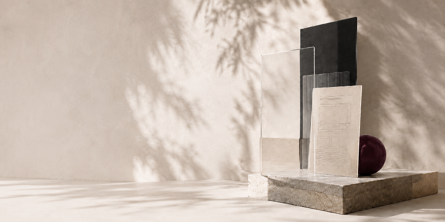 Maqueta arquitectónica de una web junto a una esfera color ciruela