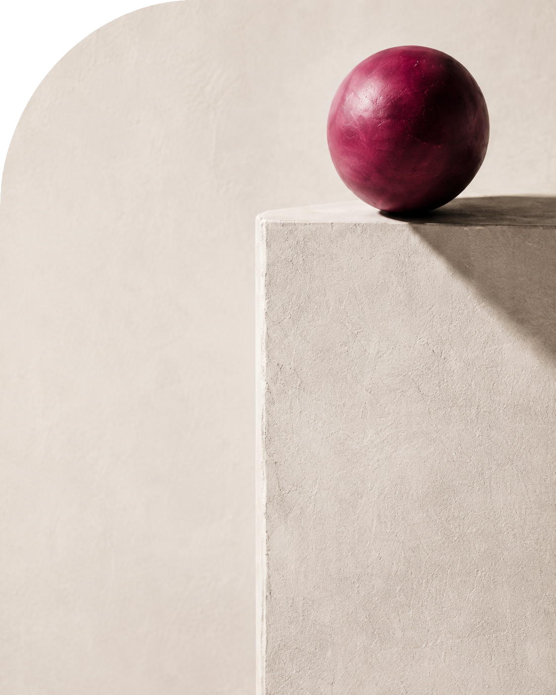 Esfera ciruela equilibrada sobre una base